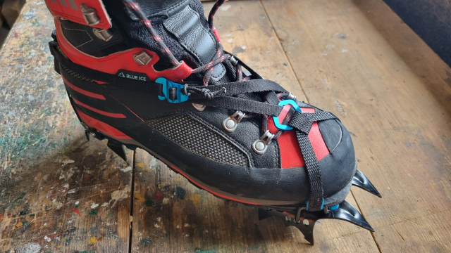 Blue Ice Harfang stijgijzer op een D-schoen.